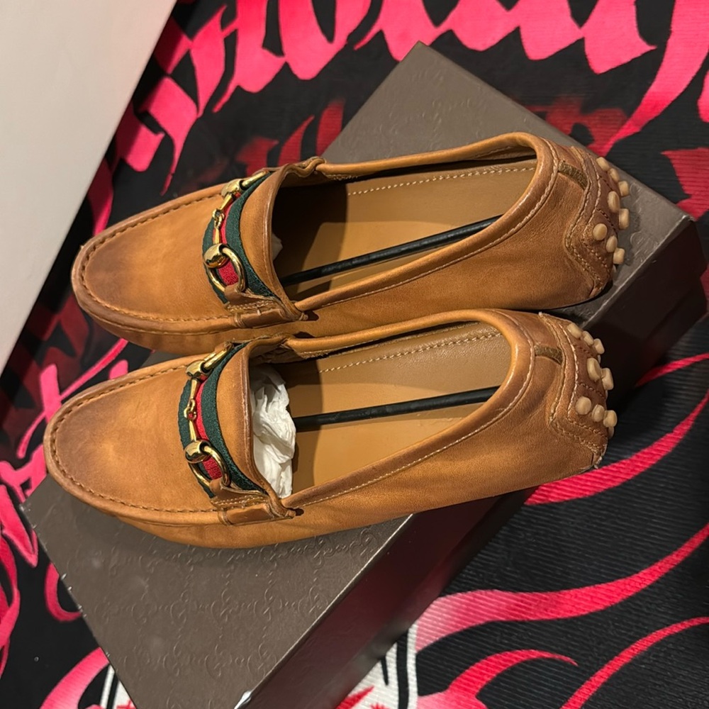 Gucci Drivers sz 7.5 in women’s, comes with original dust bag and box.